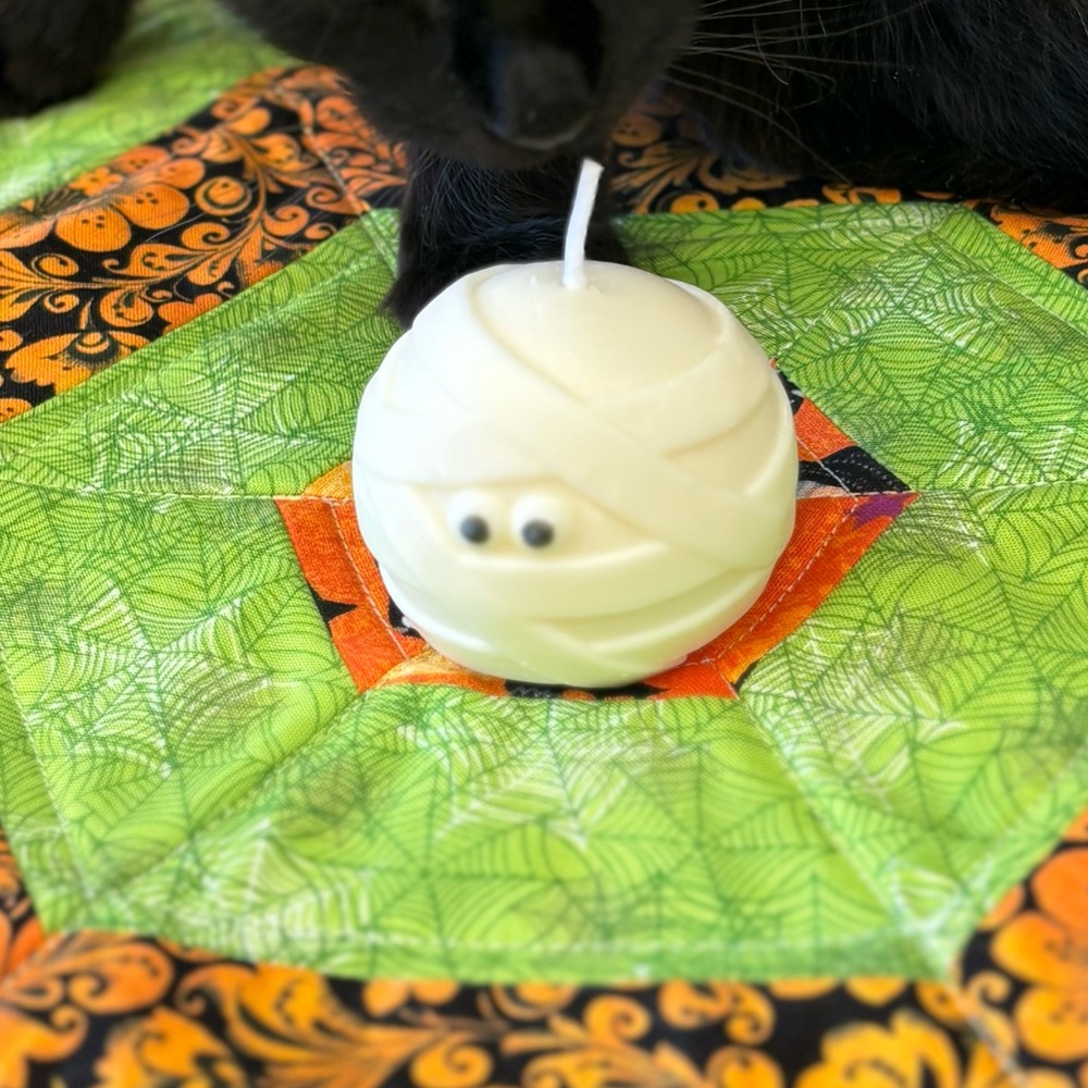 Miniature Mummy Candle. Soy/Paraffin blend - Picture 2 of 2